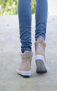 Glam-sneakers-beige-The-Musthaves