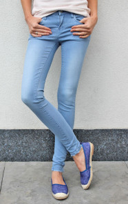 hoge-taille-spijkerbroek-dames-licht-blauw