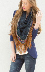 sjaal-met-franjes-suede