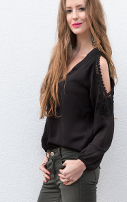 blouse-met-gaten-op-de-boven-armen