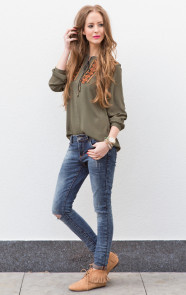 legergroene-blouse-met-terracotta-kleuren