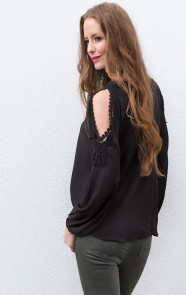 zwarte-blouse-met-kant-op-de-schouders
