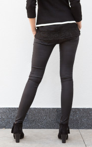 suede-enkellaarzen-zwart-met-hak