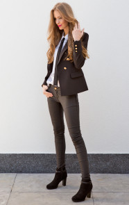zwarte-blazer-met-gouden-manchetten