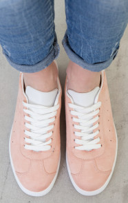 roze-sneakers-met-witte-veters1
