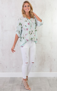 mintgroene-blouse-met-bloemenpatroon