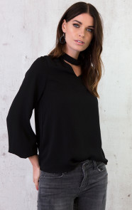 kleding-met-choker-ketting