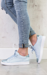 metallic-sneakers-blauw