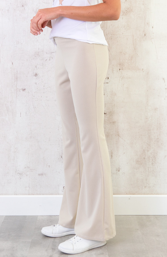 Lederlook Flared broek Creme | Broeken | YESS-STYLE fashion