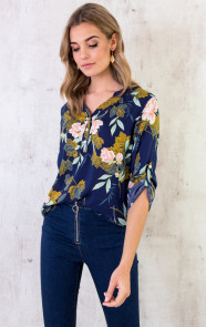 marineblauwe-blouses-met-bloemenprint