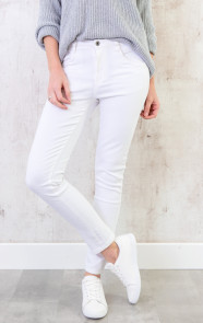 witte-spijkerbroeken-dames-1