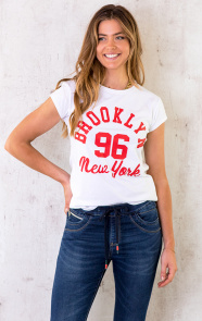 Brooklyn-It-Shirt-Wit-Rood-5