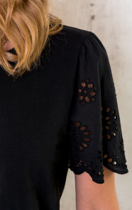 Embroidery-Detail-Top-Zwart-3