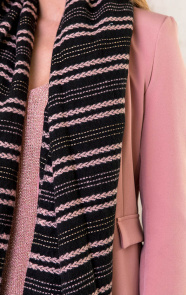 Sjaal-Met-Strepen-Zwart-Roze-2-1