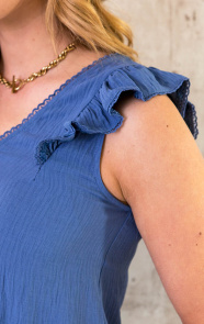 Katoenen-Ruffle-Top-Met-Kant-Jeansblauw-1