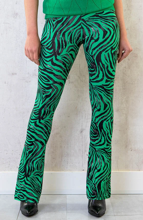 Flared-Broek-Zebraprint-Bright-Green-3-586x900.webp
