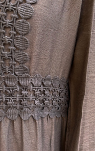 Luxe-Embroidery-Jurk-Katoen-Bruin-close