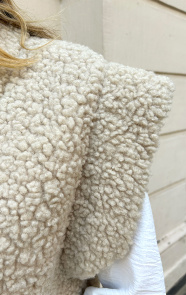 Teddy-Gilet-Met-Schouderdetail-Beige-1