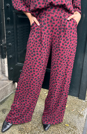 Mila Pantalon Cheetah Burgundy Regular